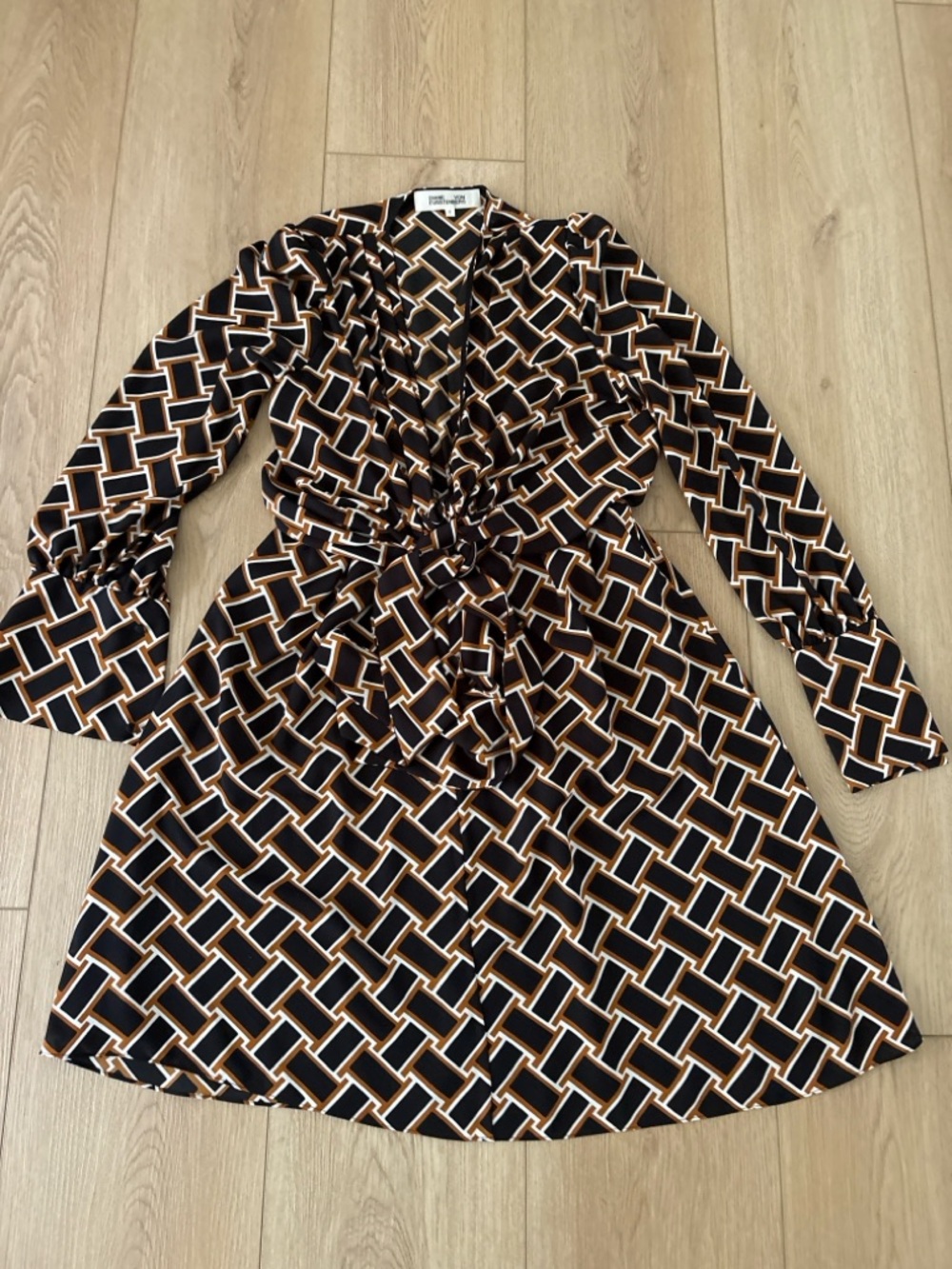 Diane von Furstenberg DVF Printed Dress Size 8 Long Sleeve Tie Elastic Waist